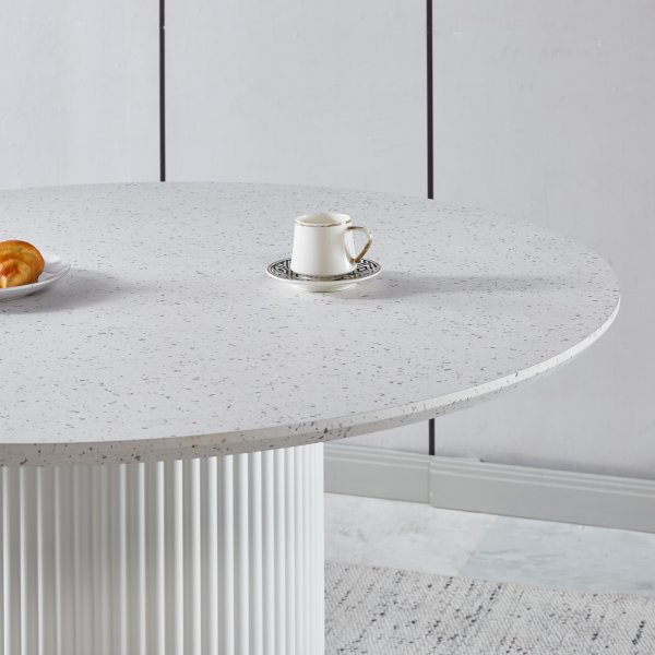 Spisegruppe Sand� spisebord �120 cm i hvit terrazzo med 4 Delta spisestoler i brun vintage