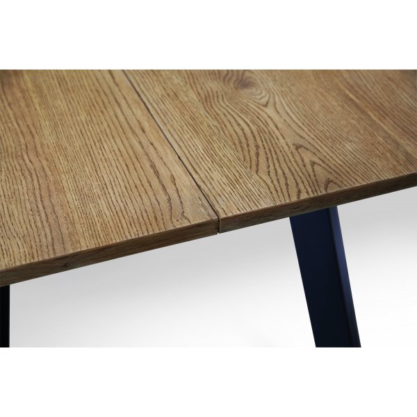 Freddy spisebord 240x95 cm - Oljet eikefinér/svart metall Freddy spisebord 240x95 cm - Oljet eikefinér/svart metall