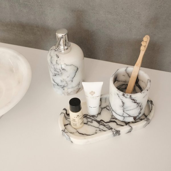 3-delt baderomssett i hvit marmor fra Sicilia 3-delt baderomssett i hvit marmor fra Sicilia