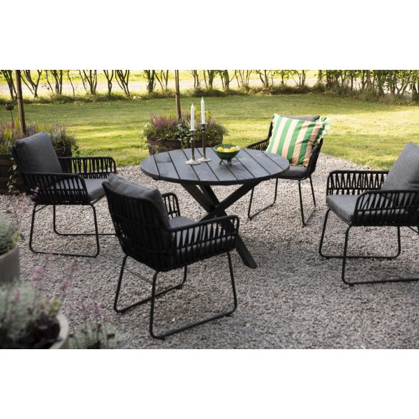 Mikado utegruppe: Scottsdale rundt svart spisebord Ø112 cm inkludert 4 Mikado svarte lenestoler med grå puter Mikado utegruppe: Scottsdale rundt svart spisebord Ø112 cm inkludert 4 Mikado svarte lenestoler med grå puter