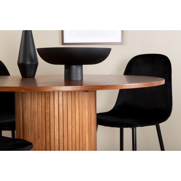 Bianca Spisesett rundt spisebord i valnøtt med 4 Polar sorte stoler Bianca Spisesett rundt spisebord i valnøtt med 4 Polar sorte stoler