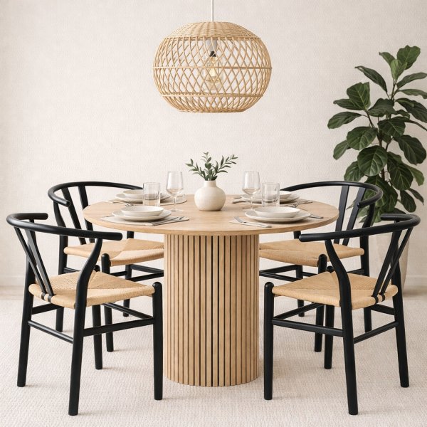 Ludvig spisebord Ø120 cm i eik med 4 Brandon lenestoler i svart med tausete Ludvig spisebord Ø120 cm i eik med 4 Brandon lenestoler i svart med tausete