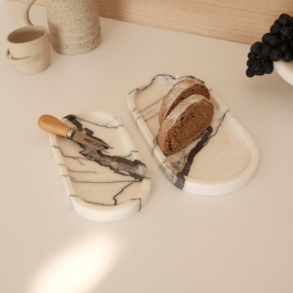 Dekorativt fat i hvit marmor fra Sicilia 2 deler - 25/30 x 12/15 x 2 cm Dekorativt fat i hvit marmor fra Sicilia 2 deler - 25/30 x 12/15 x 2 cm