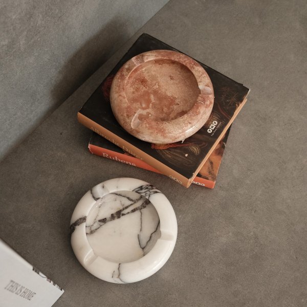 Runde askebegre i 2 typer marmor - 2 stk Runde askebegre i 2 typer marmor - 2 stk