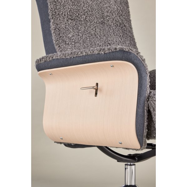 Lenestol med fotskammel - Grå saueskinnsimitasjon/hvitkalket eik Lenestol med fotskammel - Grå saueskinnsimitasjon/hvitkalket eik