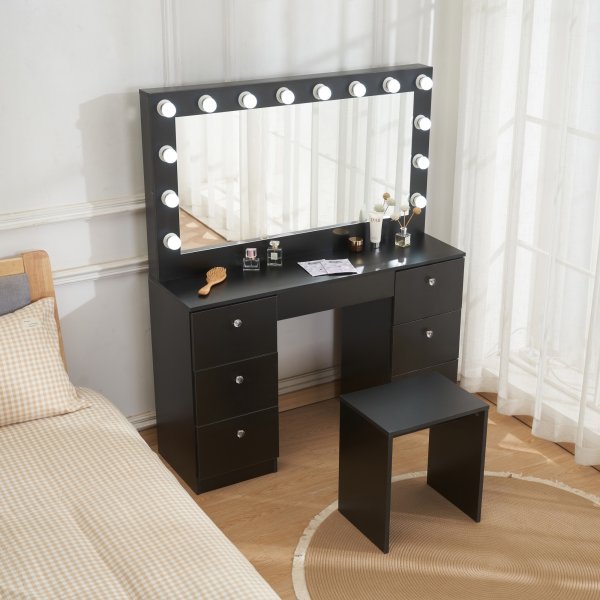 Caija svart toalettbord med belysning og håndtak i krystall Caija svart toalettbord med belysning og håndtak i krystall