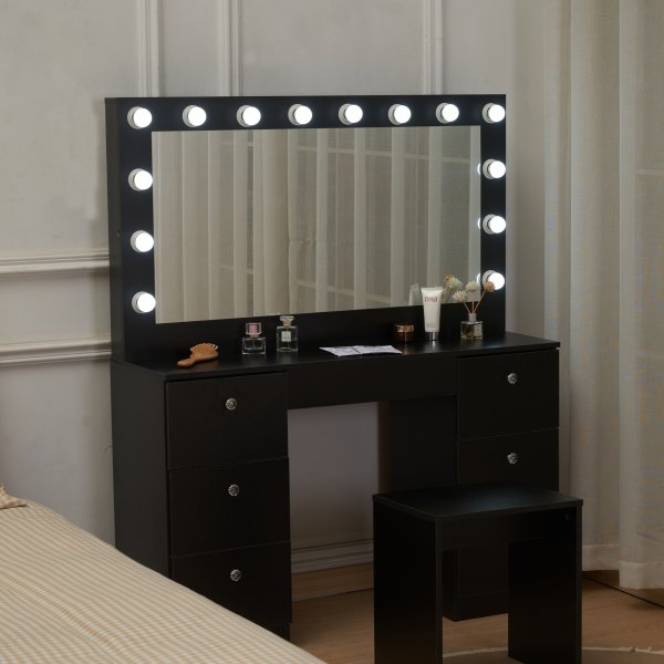 Caija svart toalettbord med belysning og håndtak i krystall Caija svart toalettbord med belysning og håndtak i krystall