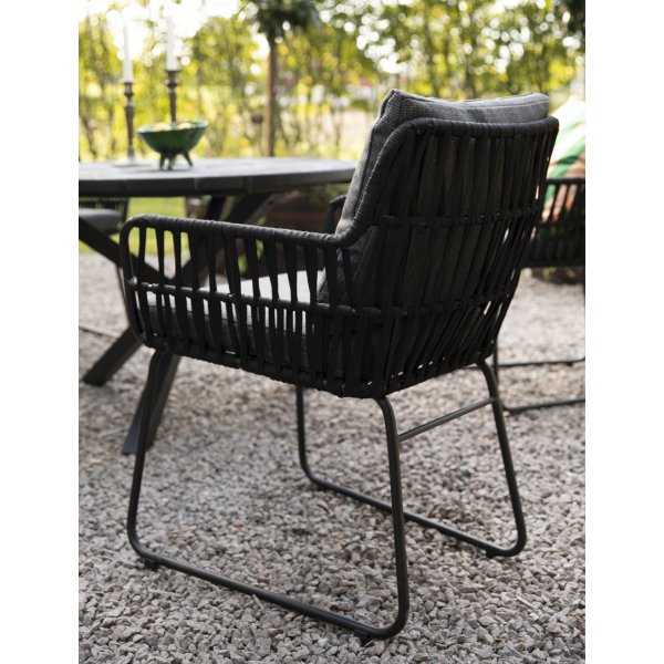 Mikado utegruppe: Scottsdale rundt svart spisebord Ø112 cm inkludert 4 Mikado svarte lenestoler med grå puter Mikado utegruppe: Scottsdale rundt svart spisebord Ø112 cm inkludert 4 Mikado svarte lenestoler med grå puter