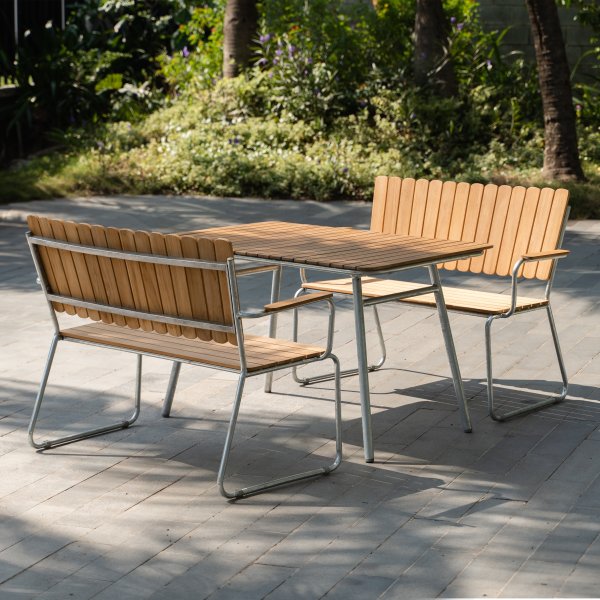 Utegruppe i teak: 2 sofaer med spisebord 120x80 cm - Möllan Utegruppe i teak: 2 sofaer med spisebord 120x80 cm - Möllan