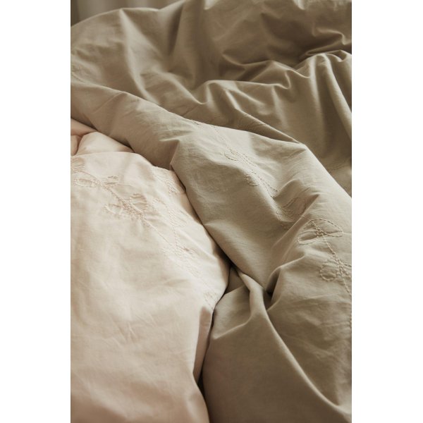 Amie broderi sengesett 150 x 210 cm - Lys rosa Amie broderi sengesett 150 x 210 cm - Lys rosa