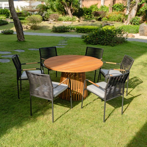 Utendørsbord i tre Ø120 cm Utendørsbord i tre Ø120 cm