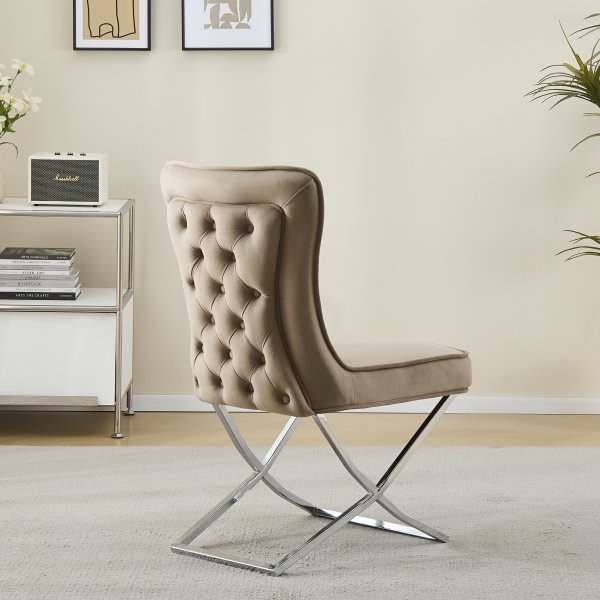 Luksusstol med kromunderstell og knapper i ryggen - Stol i beige fløyel Luksusstol med kromunderstell og knapper i ryggen - Stol i beige fløyel