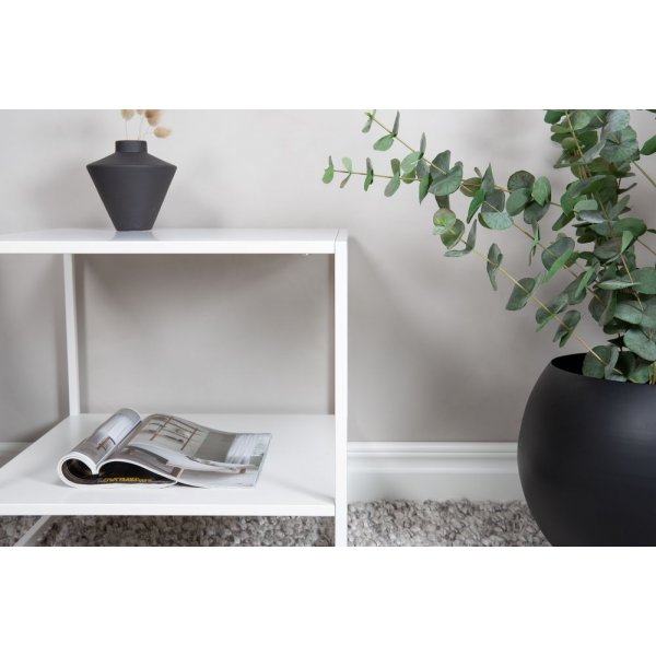 Sidebord i tre med hylle - Hvit Sidebord i tre med hylle - Hvit