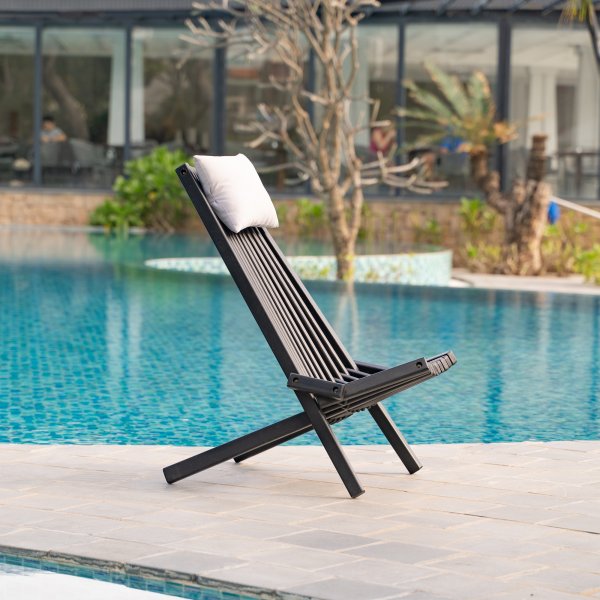 Lenestol med nakkepute - svartbeiset Lenestol med nakkepute - svartbeiset