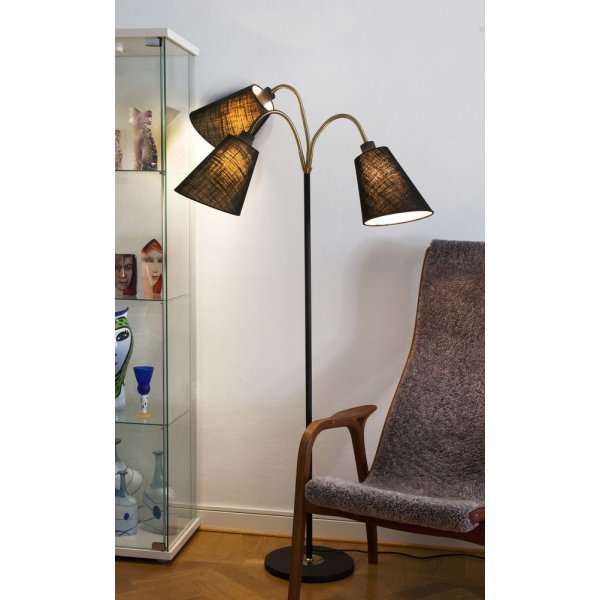 Gulvlampe Ljusdal 3-armet - Svart/matt messing Gulvlampe Ljusdal 3-armet - Svart/matt messing