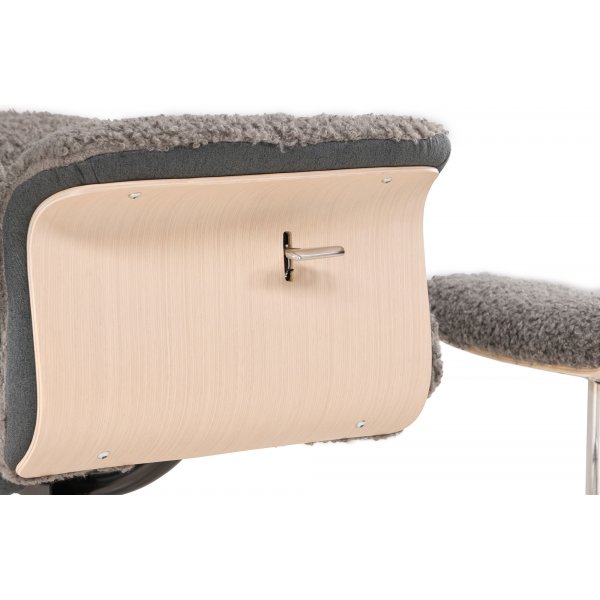 Lenestol med fotskammel - Grå saueskinnsimitasjon/hvitkalket eik Lenestol med fotskammel - Grå saueskinnsimitasjon/hvitkalket eik