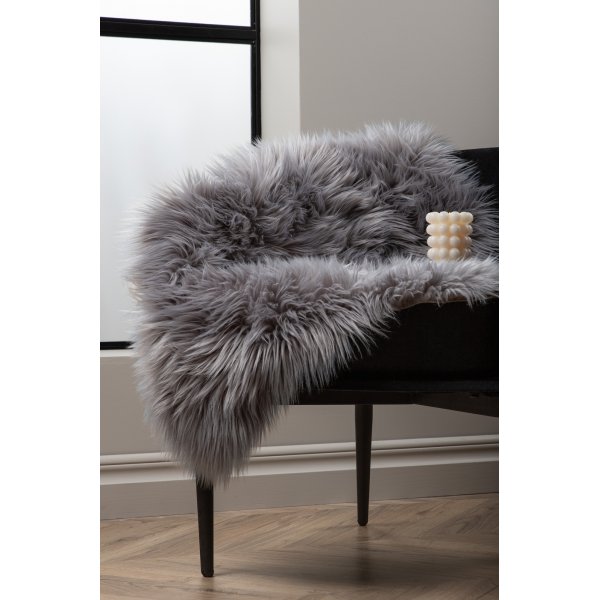 Katy fold 60 x 90 cm - Mørkegrå fuskepels Katy fold 60 x 90 cm - Mørkegrå fuskepels