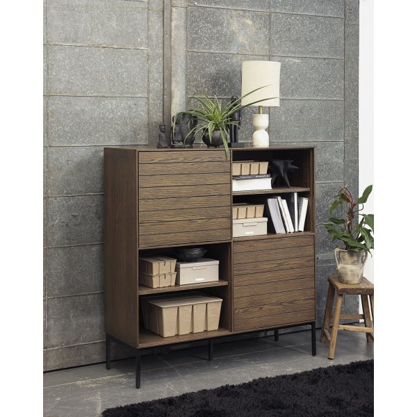 Inez skap i brunoljet eik