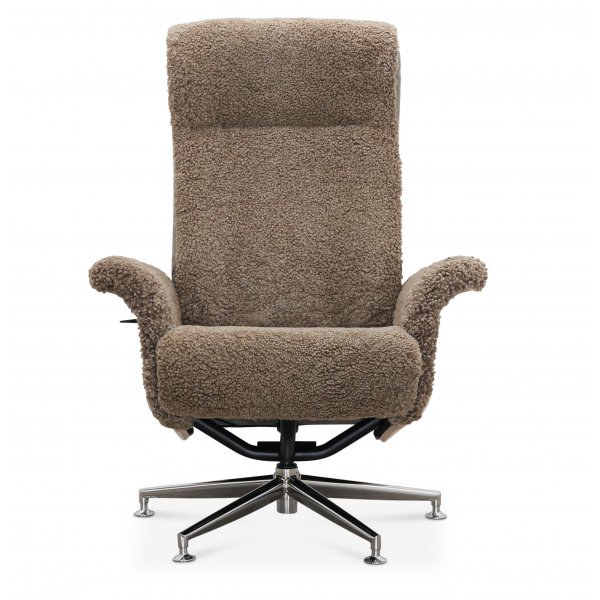 Ulla lenestol med fotskammel i saueskinn - Sand / Eik / Krom + Tekstilrens for møbler Ulla lenestol med fotskammel i saueskinn - Sand / Eik / Krom + Tekstilrens for møbler