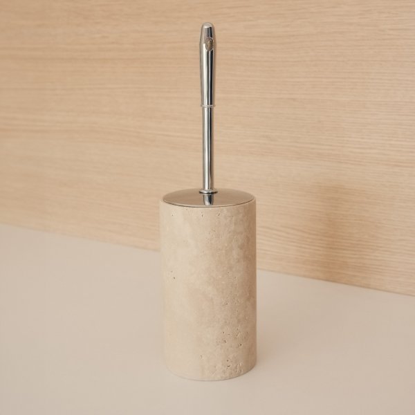 Toalettbørste med stativ i beige travertinmarmor Toalettbørste med stativ i beige travertinmarmor