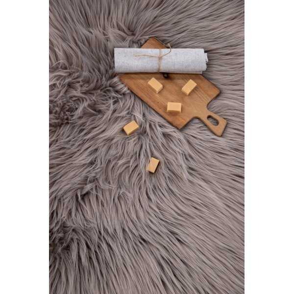 Katy fold 60 x 90 cm - Mørkegrå fuskepels Katy fold 60 x 90 cm - Mørkegrå fuskepels