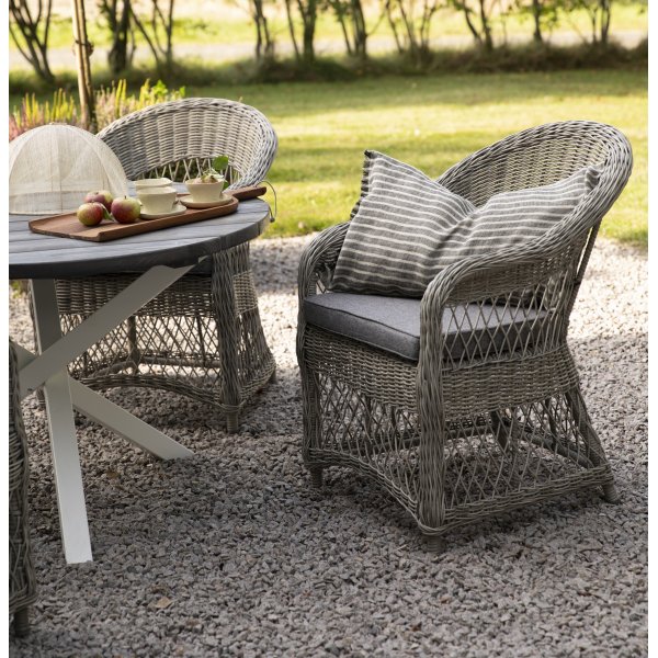 Utegruppe Marbella: Scottsdale rundt grå/hvitt spisebord Ø112 cm inkludert 4 Marbella lenestoler i grå syntetisk rotting Utegruppe Marbella: Scottsdale rundt grå/hvitt spisebord Ø112 cm inkludert 4 Marbella lenestoler i grå syntetisk rotting
