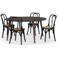 Omni spisegruppe, rundt spisebord Ø130 cm inkludert 4 stk. svarte Tony stoler i bøyd tre - Røykfarget eik Omni spisegruppe, rundt spisebord Ø130 cm inkludert 4 stk. svarte Tony stoler i bøyd tre - Røykfarget eik