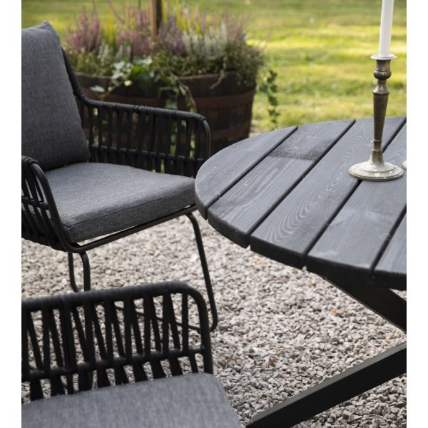 Mikado utegruppe: Scottsdale rundt svart spisebord Ø112 cm inkludert 4 Mikado svarte lenestoler med grå puter Mikado utegruppe: Scottsdale rundt svart spisebord Ø112 cm inkludert 4 Mikado svarte lenestoler med grå puter