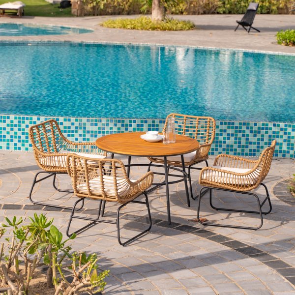 Sommer Utegruppe i kunstrotting - Spisegruppe med fire lenestoler og bord Sommer Utegruppe i kunstrotting - Spisegruppe med fire lenestoler og bord