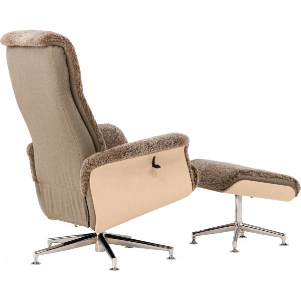 Lenestol i saueskinn med fotskammel - Brun / eik - Ulla Lenestol i saueskinn med fotskammel - Brun / eik - Ulla