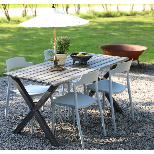 Spisegruppe Scottsdale: 150 cm grtt trebord inkludert 4 stk. Abbe stablebare stoler