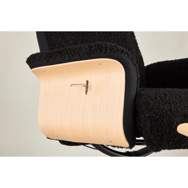 Hagön hvilestol med fotskammel - Svart saueskinnsimitasjon/oljet eik Hagön hvilestol med fotskammel - Svart saueskinnsimitasjon/oljet eik